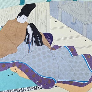 Può includere: Stampa xilografica giapponese raffigurante due figure in abiti tradizionali. La scena è ambientata in un interno, con vista su un giardino e una fontana. La stampa utilizza colori tenui, evidenziando le figure e l'ambiente circostante.