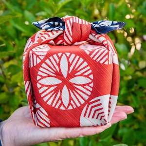 Confezione regalo Furoshiki reversibile Isa Monyo da 48 cm / Pino Blu navy/Rosso