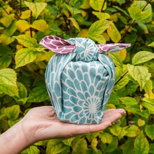 Confezione regalo Furoshiki reversibile Isa Monyo da 48 cm / Crisantemo viola/blu