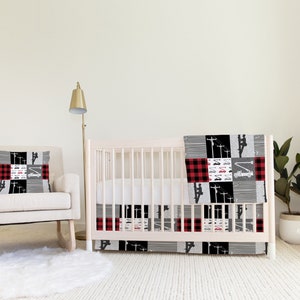 Könnte beinhalten: Ein Kinderbett-Bettwäsche-Set mit einem schwarz-weißen Patchwork-Design, das die Silhouette eines Elektrikers zeigt, der an einer Stromleitung arbeitet. Das Bettwäsche-Set beinhaltet einen Bettrock, eine Decke und ein Kissen. Der Bettrock und die Decke haben ein rot-schwarzes Buffalo-Karomuster.