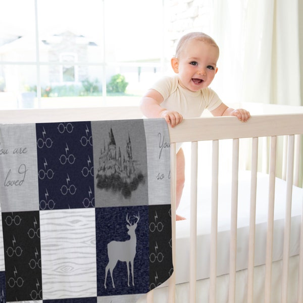 Articles pour bébés sorcier bleu marine Potter sur mesure et fabriqués à la main juste pour vous, à découvrir maintenant ! Couverture, housse de matelas à langer, drap de lit et jupe