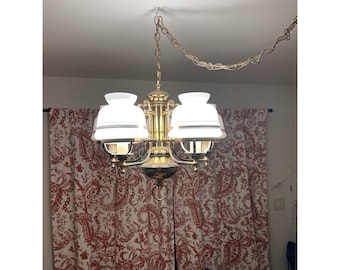 Lámpara de araña redonda de latón de cuatro luces, ideal para la cocina o en blanco y dorado, estilo años 70.
