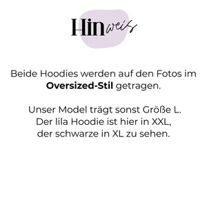 Pode incluir: A imagem apresenta a palavra "Hinweis" em escrita preta, com um c&iacute;rculo roxo claro atr&aacute;s. O texto em alem&atilde;o abaixo descreve o estilo oversized e os tamanhos dos hoodies, o roxo em XXL e o preto em XL.