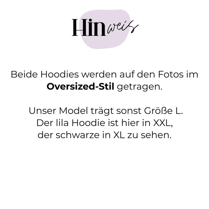 Pode incluir: A imagem apresenta a palavra "Hinweis" em escrita preta, com um c&iacute;rculo roxo claro atr&aacute;s. O texto em alem&atilde;o abaixo descreve o estilo oversized e os tamanhos dos hoodies, o roxo em XXL e o preto em XL.