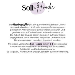 Pode incluir: Fundo branco com texto preto e roxo. O texto diz "Soli-Hoodie" e descreve uma rede queer-feminista. O texto tamb&eacute;m afirma que 9&euro; de cada venda de Soli-Hoodie v&atilde;o para a HandmaidsRiot-Netzwerk.