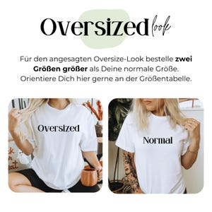 Może przedstawiać: Białe koszulki z nadrukami "Oversized" i "Normal". Obraz zawiera tekst w języku niemieckim, zalecający zam&oacute;wienie dw&oacute;ch rozmiar&oacute;w większych dla uzyskania efektu oversize. Obraz przedstawia r&oacute;wnież osobę noszącą każdą koszulkę.
