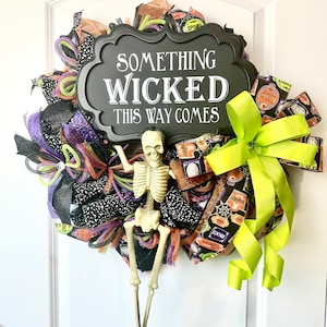 Skeleton Wreath, Halloween Skeleton for front door, Halloween Wreath, Spooky Wreath, Halloween Decor