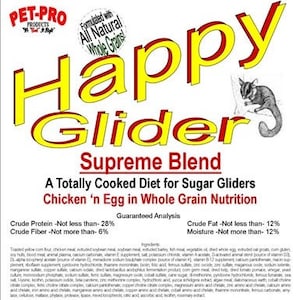 Puede incluir: Una etiqueta amarilla y roja con las palabras "Happy Glider Supreme Blend" y "A Totally Cooked Diet for Sugar Gliders Chicken 'n Egg in Whole Grain Nutrition". La etiqueta también incluye un análisis garantizado con porcentajes de proteína cruda, fibra cruda, grasa cruda y humedad.