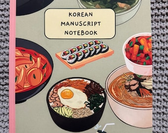Op de afbeelding: Een groen notitieboek met een roze rug. De omslag heeft illustraties van verschillende Koreaanse gerechten, waaronder kimchi, bibimbap en kimbap. De titel "Korean Manuscript Notebook" is in wit gedrukt op een roze rechthoek.
