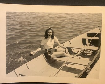 Meisje op boot uit de jaren 40
