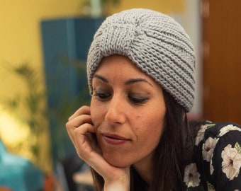 Nuria Turban hat to knit with two needles, downloadable knitting pattern in Spanish, 2 sizes