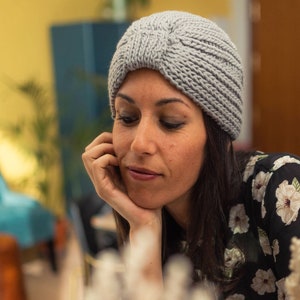 Nuria Turban hat to knit with two needles, downloadable knitting pattern in Spanish, 2 sizes