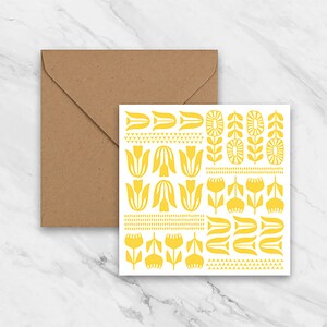 Biglietto d'auguri giallo, design scandinavo, quadrato, vuoto all'interno.