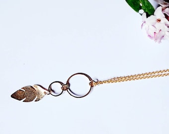 Long gold necklace with two open circle and leaf pendant on a chain, everyday gold plated trendy necklace for layering, jewellery for women