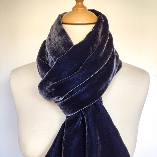 Luxuriöser Schal aus Seidensamt in Thunder Grey, handgefertigt in Schottland
