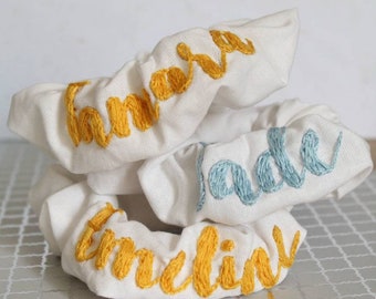 Gepersonaliseerde handgeborduurde scrunchie / voornaam scrunchie / haarelastiek