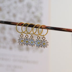 Set of flower marker rings for knitting/daisy stitch markers/knitting accessory image 1
