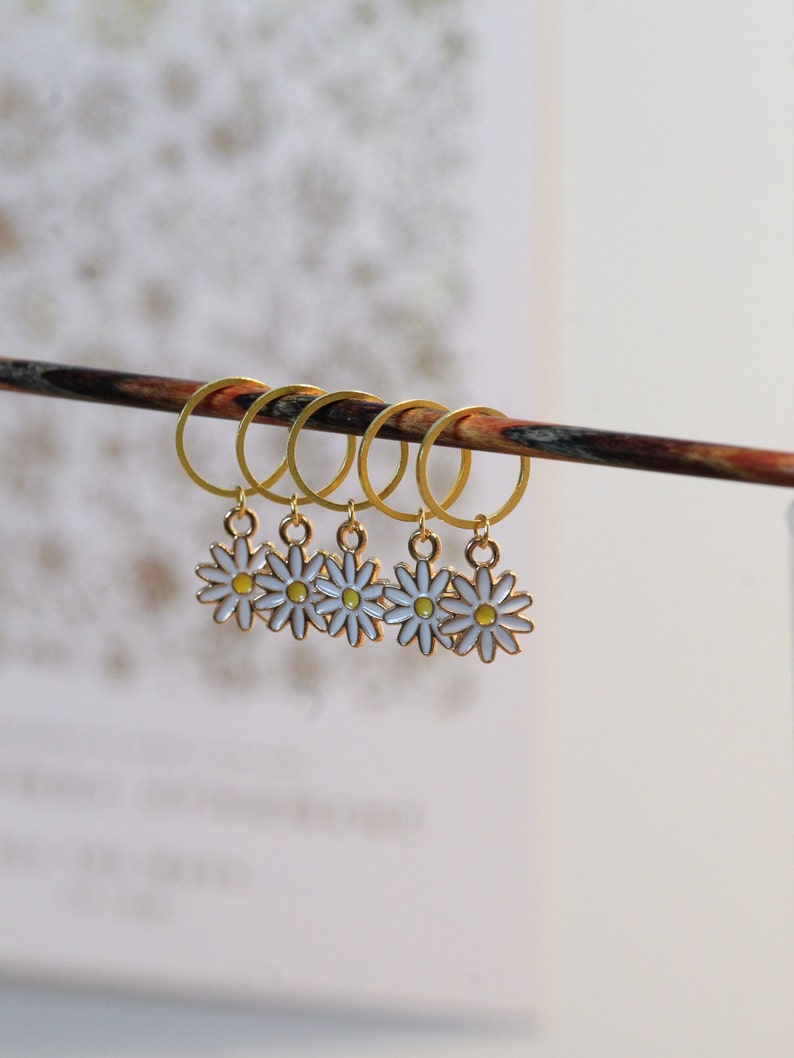 Set of flower marker rings for knitting/daisy stitch markers/knitting accessory image 1