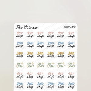 Può includere: Un foglio di adesivi con varie etichette di lavoro a turni. Gli adesivi sono rosa, blu e oro con testo nero. Il testo sugli adesivi include "1° turno", "2° turno", "3° turno" e "Su chiamata".