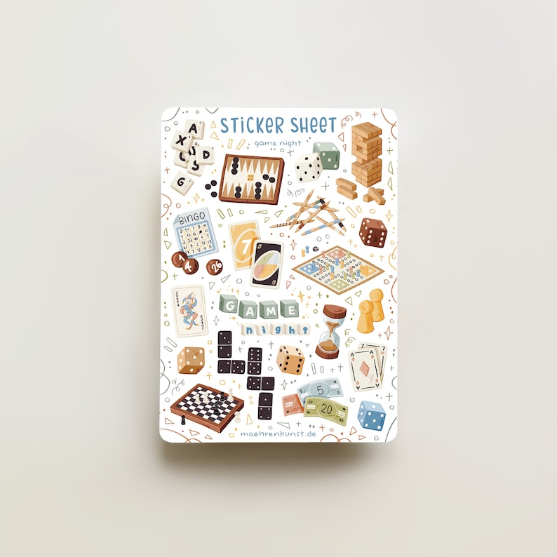 K&ouml;nnte beinhalten: Eine Sticker-Tafel mit wei&szlig;em Hintergrund und bunten Illustrationen verschiedener Brettspiele, W&uuml;rfel und Spielkarten. Der Text "STICKER SHEET" und "game night" ist im Design enthalten.