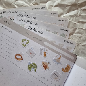 Puede incluir: Un conjunto de pegatinas coloridas con varios dise&ntilde;os, que incluyen un s&iacute;mbolo de reciclaje, una carta, una llave inglesa, un destornillador, un mapa, un sombrero, una escoba y una bota. Las pegatinas est&aacute;n sobre un fondo blanco con el texto "FOKUS DER WOCHE" en negro.