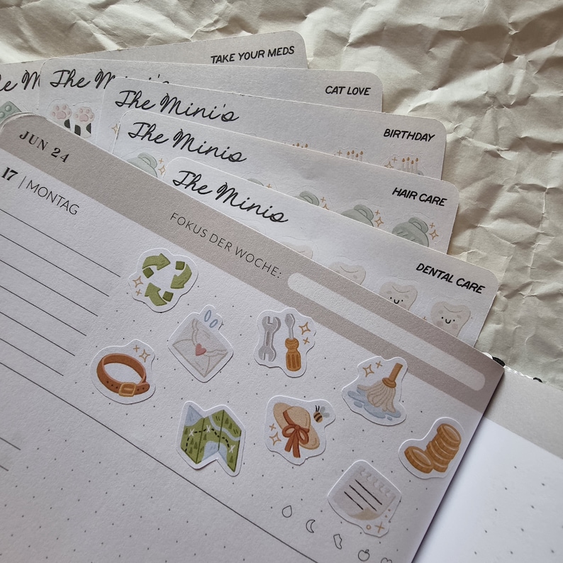 Puede incluir: Un conjunto de pegatinas coloridas con varios dise&ntilde;os, que incluyen un s&iacute;mbolo de reciclaje, una carta, una llave inglesa, un destornillador, un mapa, un sombrero, una escoba y una bota. Las pegatinas est&aacute;n sobre un fondo blanco con el texto "FOKUS DER WOCHE" en negro.