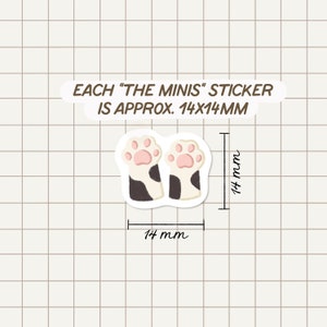 Puede incluir: Dos pegatinas blancas con forma de huella de pata con manchas negras y almohadillas rosas. Cada pegatina mide aproximadamente 14 mm por 14 mm. "EACH "THE MINIS" STICKER IS APPROX. 14X14MM"