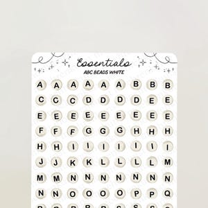 Könnte beinhalten: Ein weißer Bogen mit Alphabet-Perlen, bestehend aus runden weißen Perlen mit aufgedruckten schwarzen Buchstaben. Oben auf dem Bogen steht der Text Essentials und ABC BEADS WHITE, umrahmt von dekorativen schwarzen Linienzeichnungen.