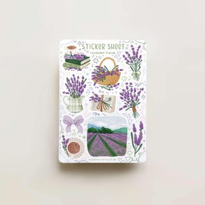 Peut inclure: Une planche d'autocollants avec des illustrations sur le thème de la lavande. La conception comprend des images de bouquets de lavande, un panier de lavande, des livres, une théière, un nœud et un paysage de champs de lavande. Le texte "Sticker Sheet" et "Lavender Fields" est également présent.