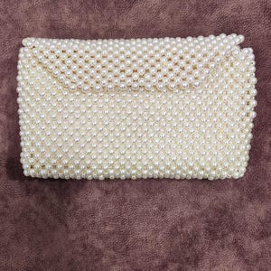 Cartera de mano nupcial hecha a mano y personalizada según los requisitos hecha con perlas de vidrio