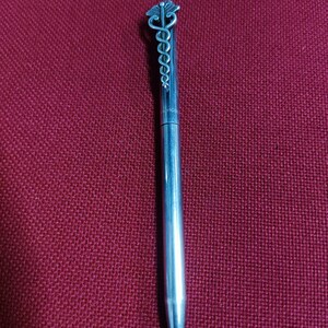 Stylo à bille Tiffany and Co en argent sterling avec clip caducée médical offert au Dr Amin pour 25 ans de services