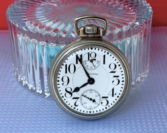 Réveil Vintage Blanc Sur Fond Blanc | Photo Premium