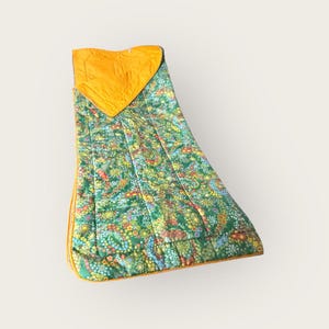 Sac De Couchage Vintage Imprimé Tricheur Bleu Jaune Rouge Fleurs - 32,5 X 77 Cm - Occasion (état Correct)
