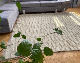 Handgeweven ivoorwollen vloerkleed, Oekraïens Hutsul-ontwerp