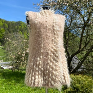 Chaleco tejido beige fabricado en Ucrania / Chaleco de lana natural / Ropa de mujer para caminar / Cárdigan de mujer ucraniana / Artesanía ucraniana