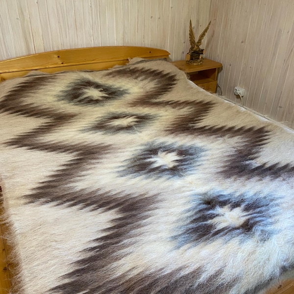 Handwoven Carpathian Wool Blanket - Beige Cozy Throw