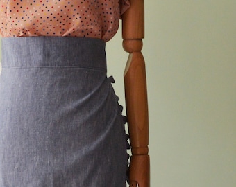 Gonna GITANA  a portafoglio, in tessuto denim. Con maxi rouches, gonna elegante, lunghezza midi, jeans chiari