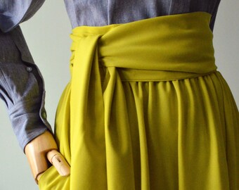 Last chance! MOIRA curled, in pure solid color wool muslin. It will go elegant, going elegant, going in wool, maxi going, going round