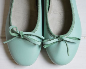 Light green suede ballerinas. Elegant and handmade women shoes. Made in Italy with natural materials. Flat blush dancer