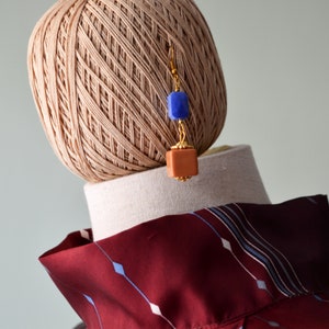ANDON earrings with Italian resin an glass pearls. Assembled by hand. Colours: indigo, beige,  with open golden hook