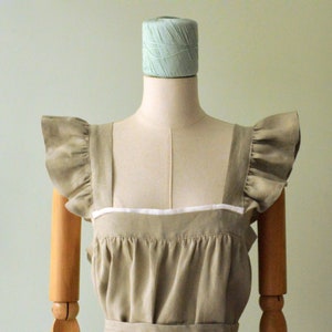 FRANCOISE women&#39;s top in pure vintage linen. Soft and fresh fabric. Green and white color with shoulder ruffles. Square neckline