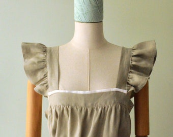 Damski top FRANCOISE z czystego, vintage'owego lnu. Miękki, świeży materiał. Zielono-biały z falbankami na ramionach. Kwadratowy dekolt.