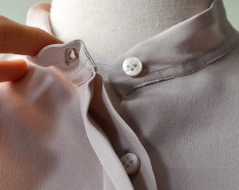 MOON shirt in crepe de chine and silk, LIGHT beige blush, Solid color. Mandarin collar, loose sleeves. Casual and elegant top. Greige.