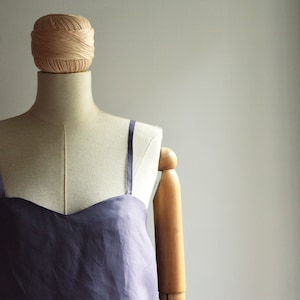 Top AMETISTA da donna in seta lavata. Mano carta, rigida.  Scollo lingerie, con bretelle sottili viola chiaro, effetto lavato