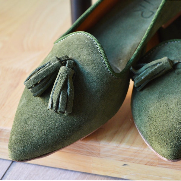Light green suede ballerinas with tassels. Elegant and handmade women shoes. Made in Italy with natural materials. Flat blush dancer