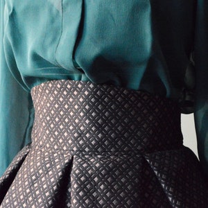 HAKAMA Women&#39;s pleated skirt in silk and viscose blend, polyamide. Geometric print, green, mud. Elegant skirt, silk skirt
