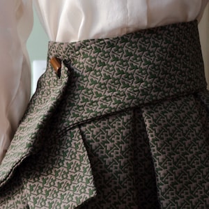 HAKAMA Women&#39;s pleated skirt in silk and viscose blend, polyamide. Geometric print, green, mud. Elegant skirt, silk skirt