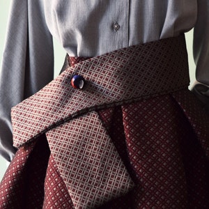 HAKAMA burgundy pleated skirt in silk and viscose blend, polyamide. Geometric print. Japan inspiration model