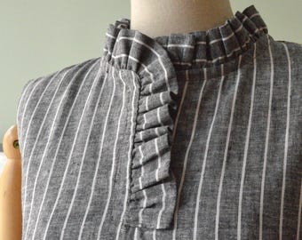 FIORDALISO top in melage gray ang white  pure linen. High collar with mini rouche and cut on the front.