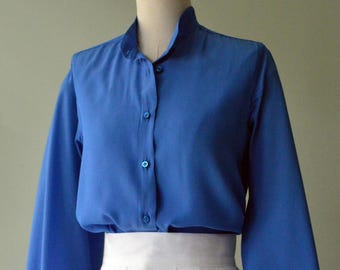 AVIO colored blouse in pure silk crepe. Small classic Italian collar, masculine cut. Italian fabric